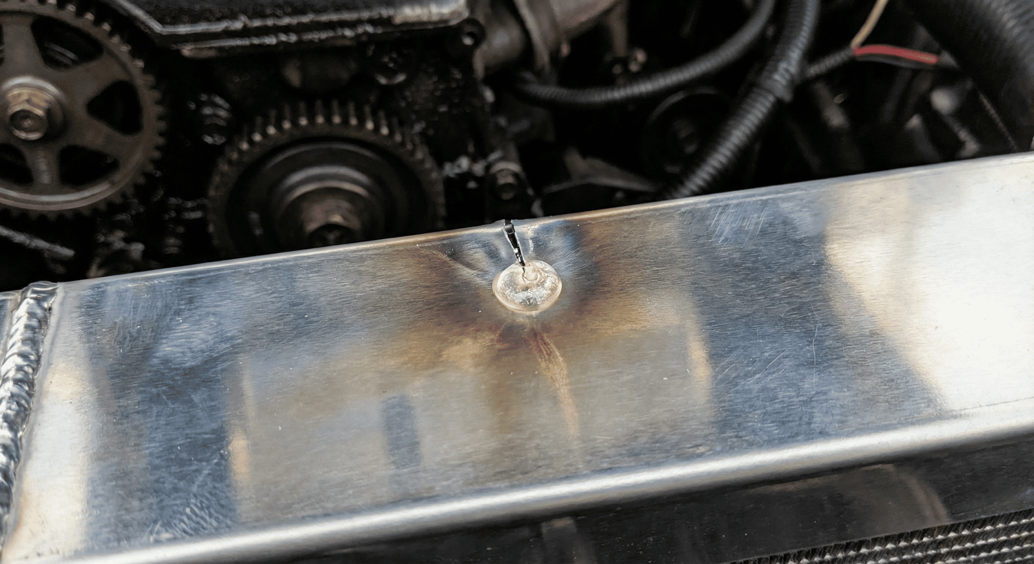 Fuga micro en radiador siendo sellada