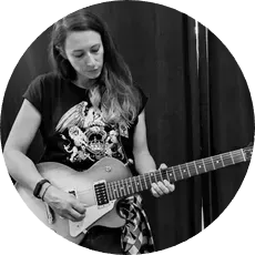 Sylvie, coach vocale et guitariste