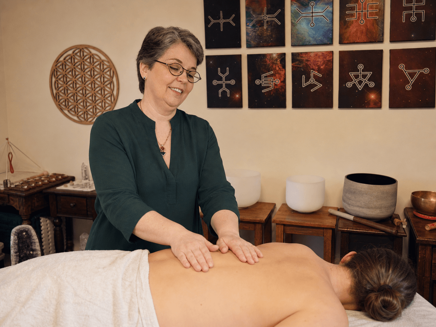 Julie Lamarque pendant une séance individuelle à Wavre, avec travail corporel de libération de la mémoire cellulaire et bols tibétains dans son espace d'accompagnement
