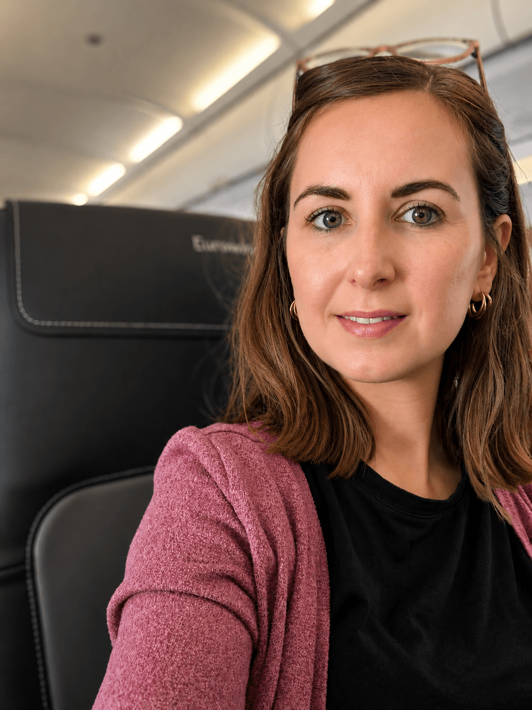 Denise im Flugzeug