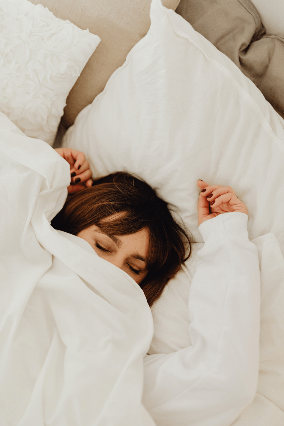 femme fatiguée qui dort dans son lit