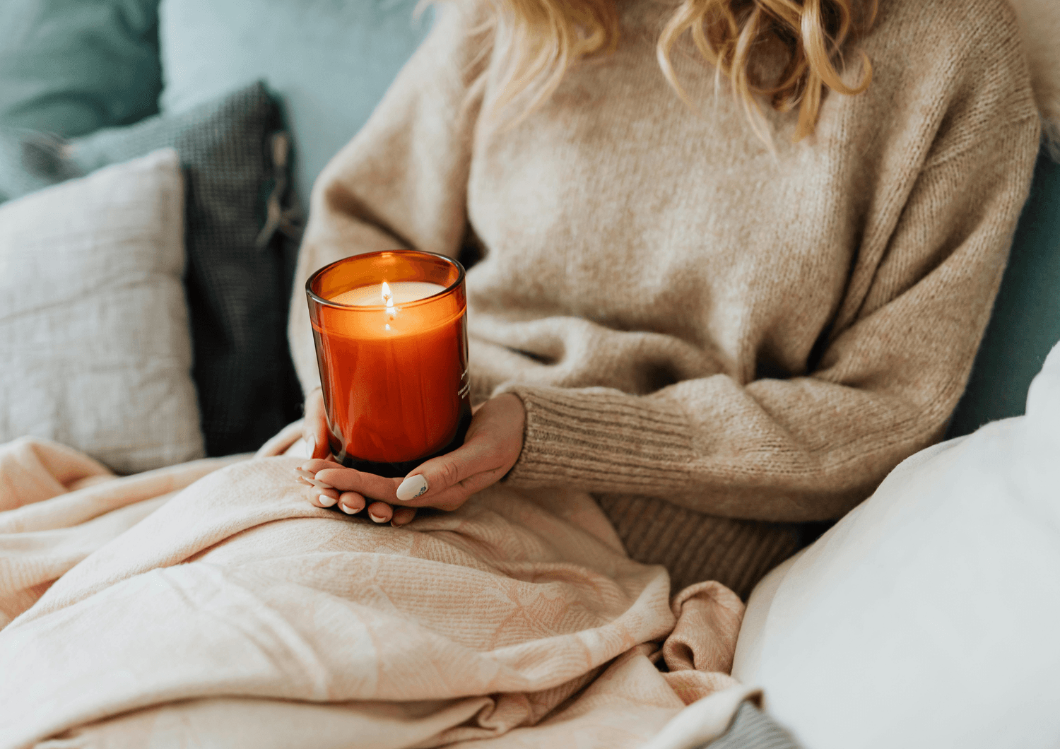 femme qui tient une bougie