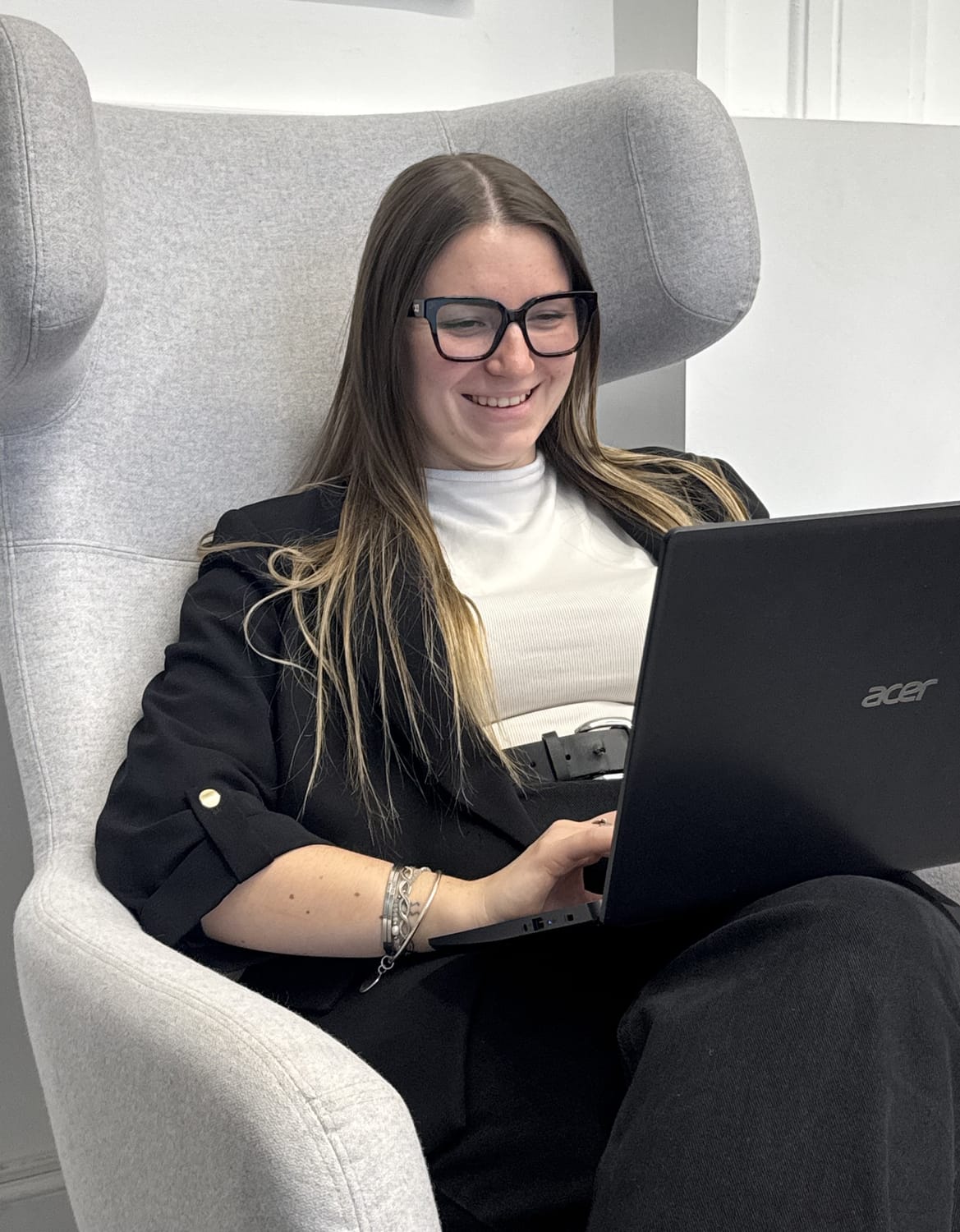 Alison, consultante marketing DIGITAL'AB à Bordeaux, souriante devant son ordinateur