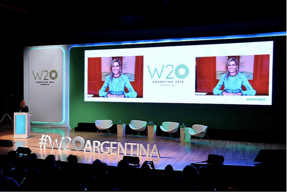 Producción técnica en sala de eventos internacionales con interpretación híbrida presencial y remota – Casabest