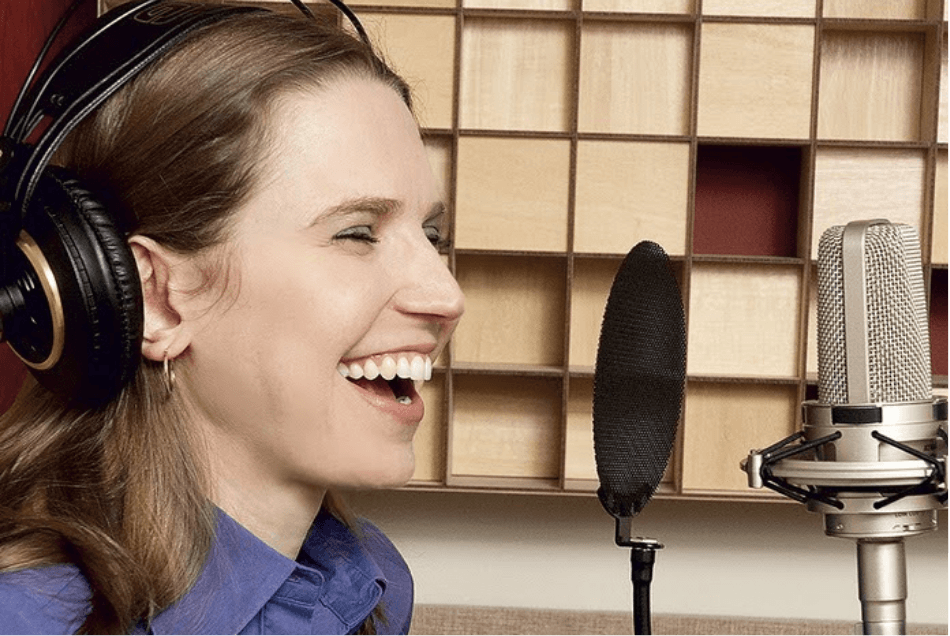 Locutora profesional en cabina de grabación haciendo doblaje y voice-over para contenidos institucionales – Casabest
