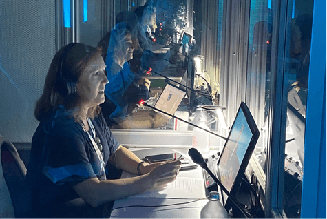 Intérpretes profesionales en cabina realizando traducción simultánea en congreso internacional – Casabest Servicios de Interpretación