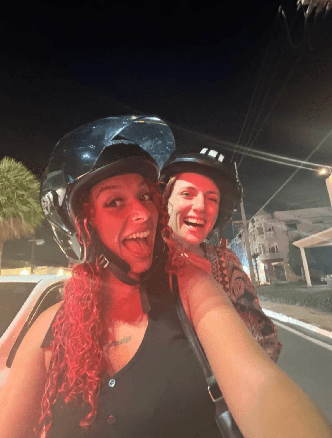 Clarisse et Deb en scooter