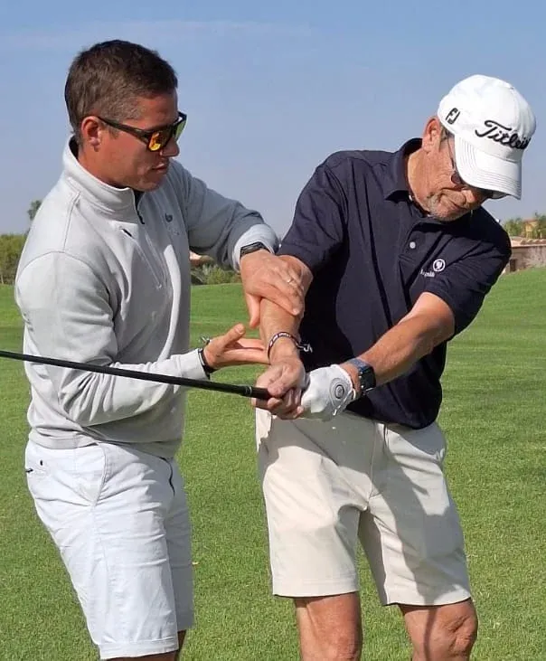 Mathieu Lamote corrige le swing d'un élève au practice