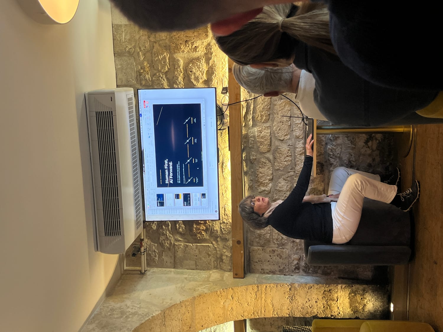 Stéphanie Chapelle en intervention devant les entrepreneurs du club Hop&nbsp;!, à Angoulême.