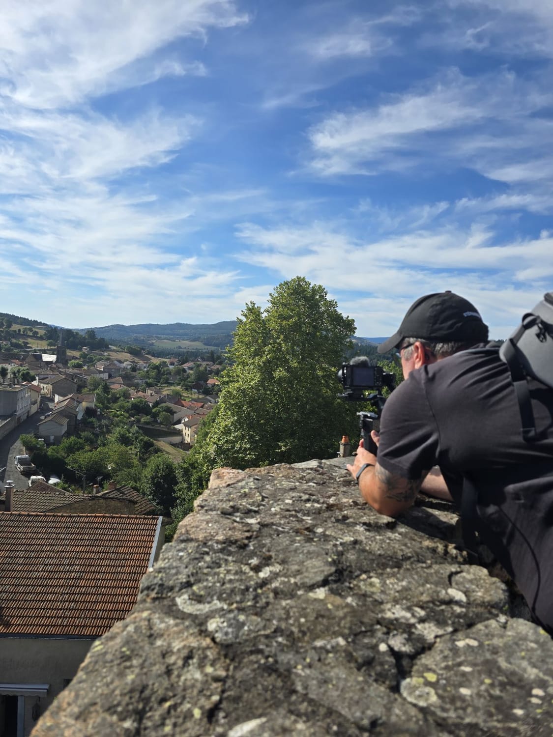 Sébastien Duris en tournage vidéo sur le terrain