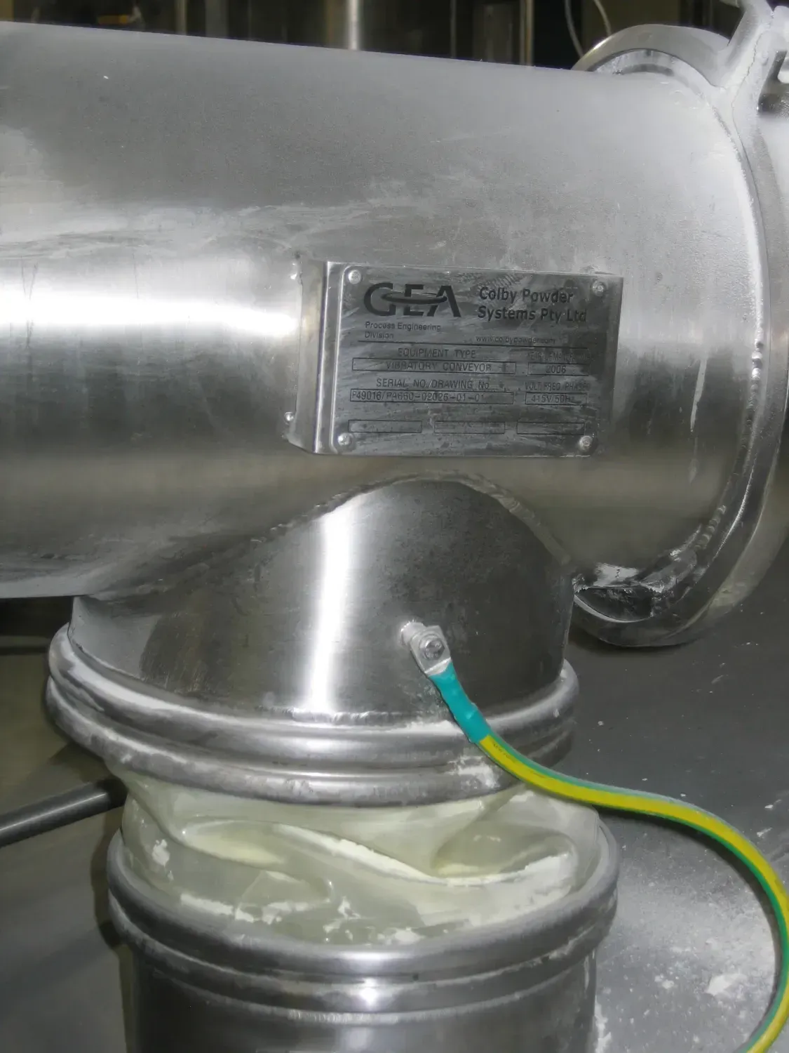 Manga alimenticia conectando tolva y tamiz vibratorio para harina