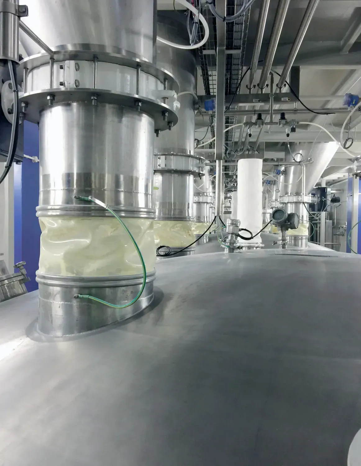 Conector BFM® fitting con manga Seeflex transparente instalado entre spigots de acero en línea de proceso