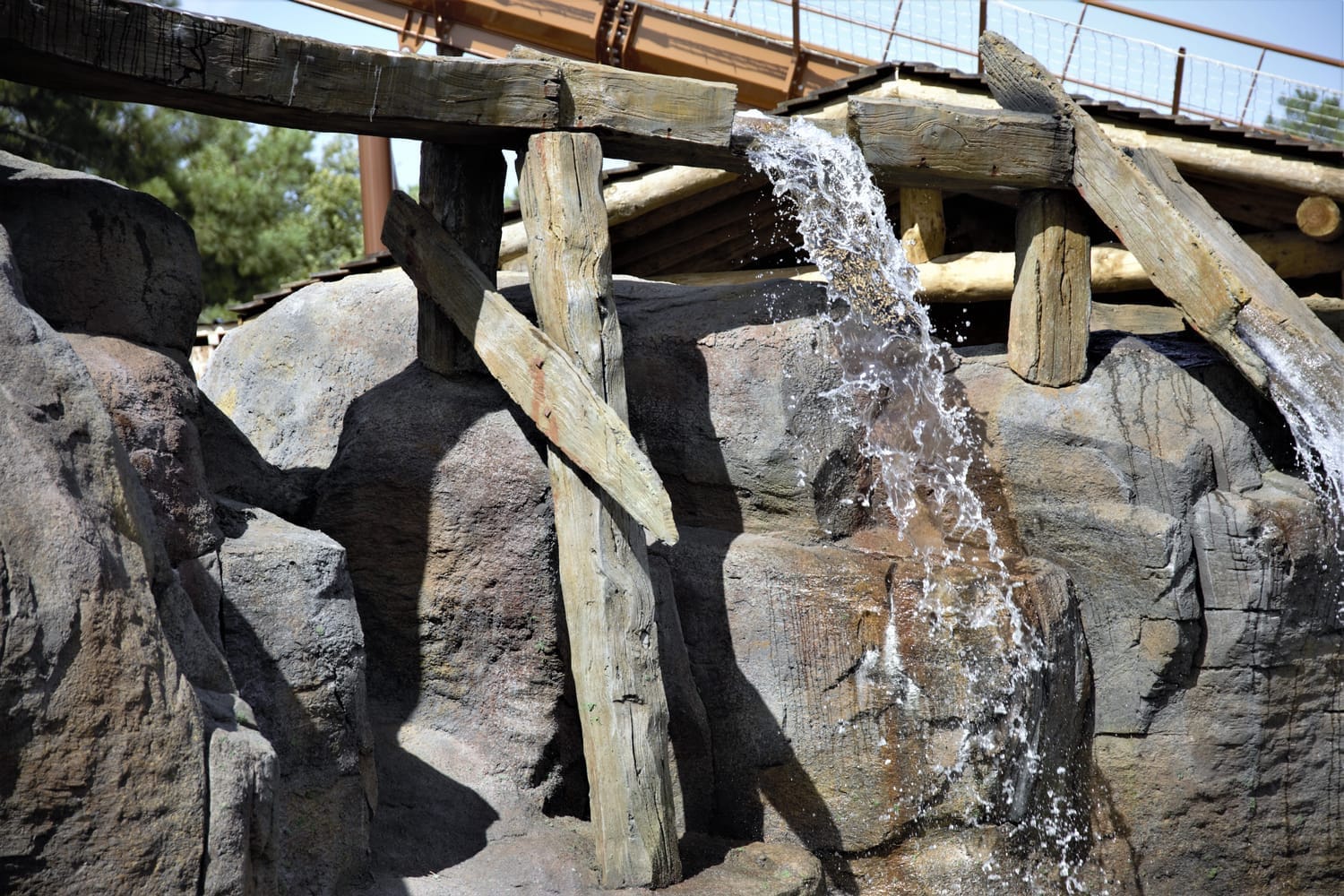 Décor de cascade en faux rocher et faux bois réalisé en béton sculpté
