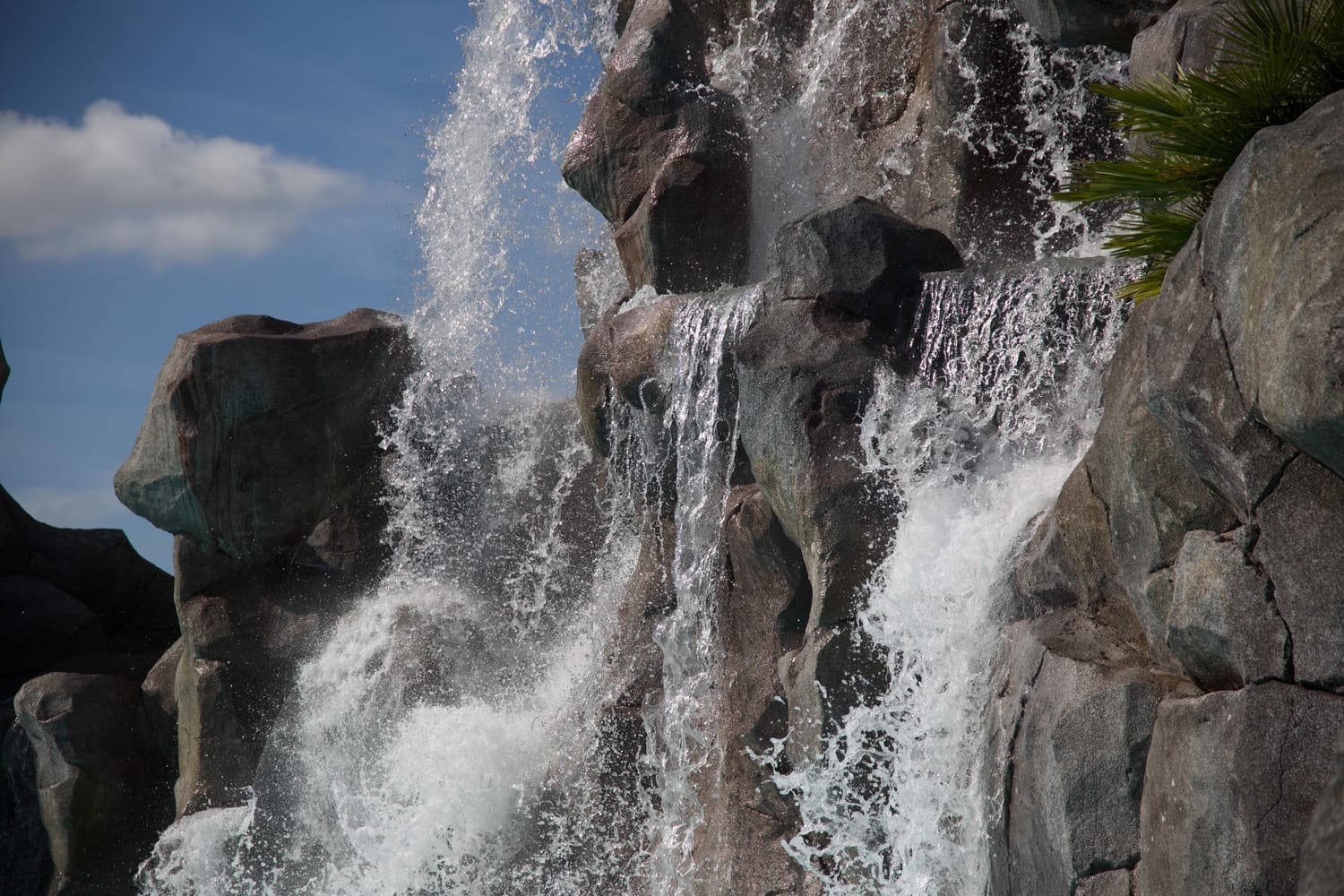 Cascade en faux rocher réalisée en béton sculpté pour le parc aquatique O’Gliss Park
