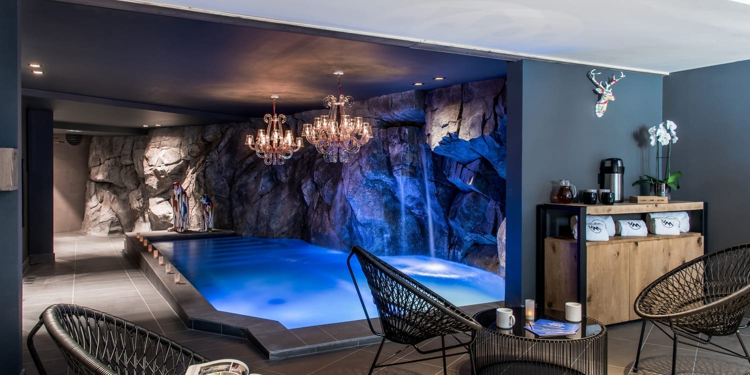 Piscine d’hôtel de luxe en montagne avec décor en faux rocher sculpté