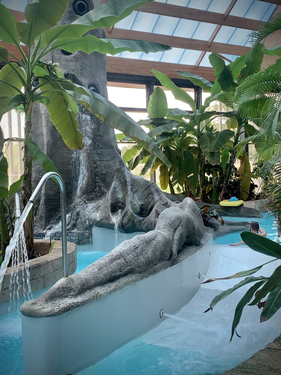 Piscine couverte du Domaine des Ormes en Bretagne avec décor en faux bois réalisé en béton sculpté