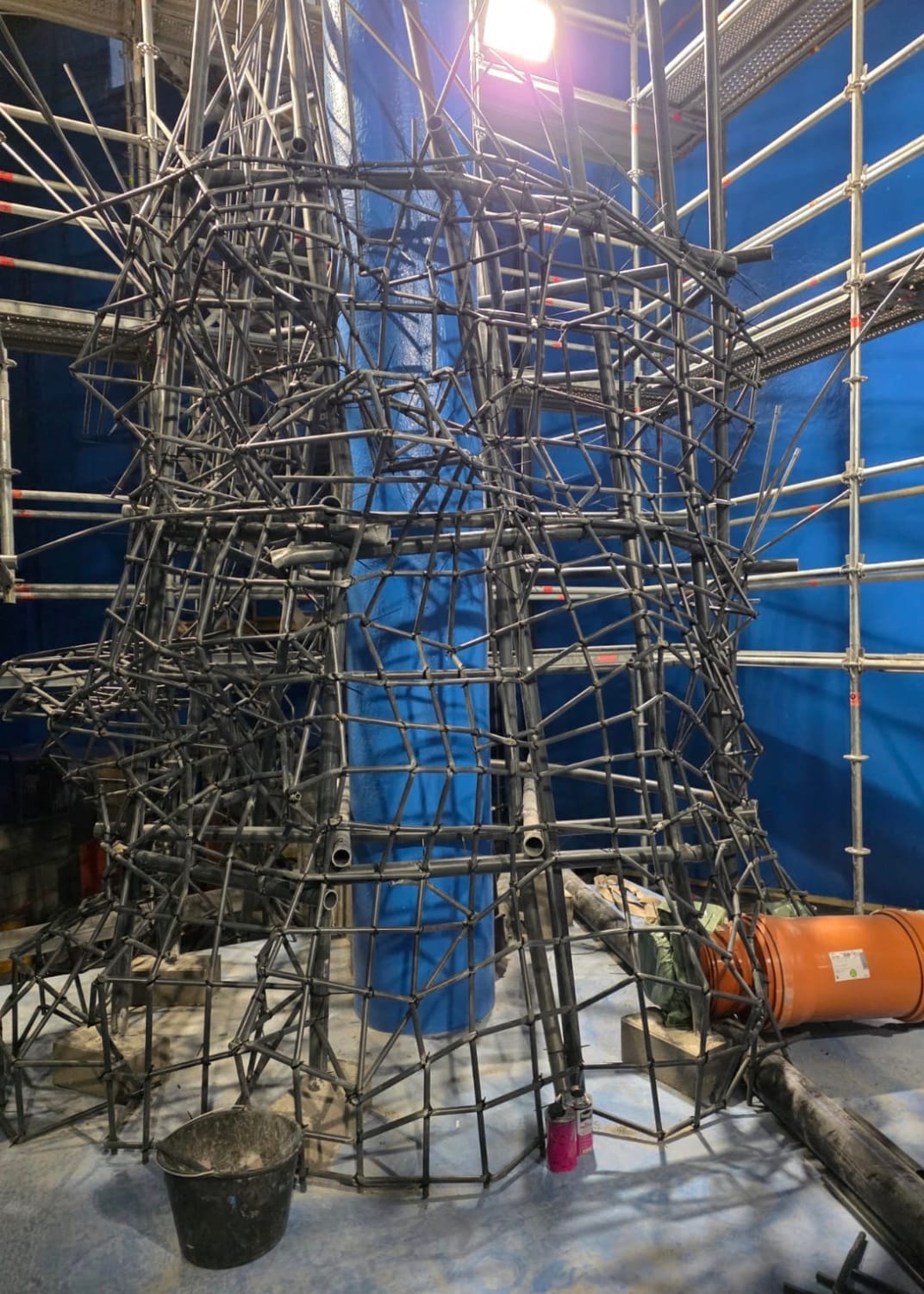 Structure en PVC d’un décor rocheux pour aquarium public avant projection du mortier.
