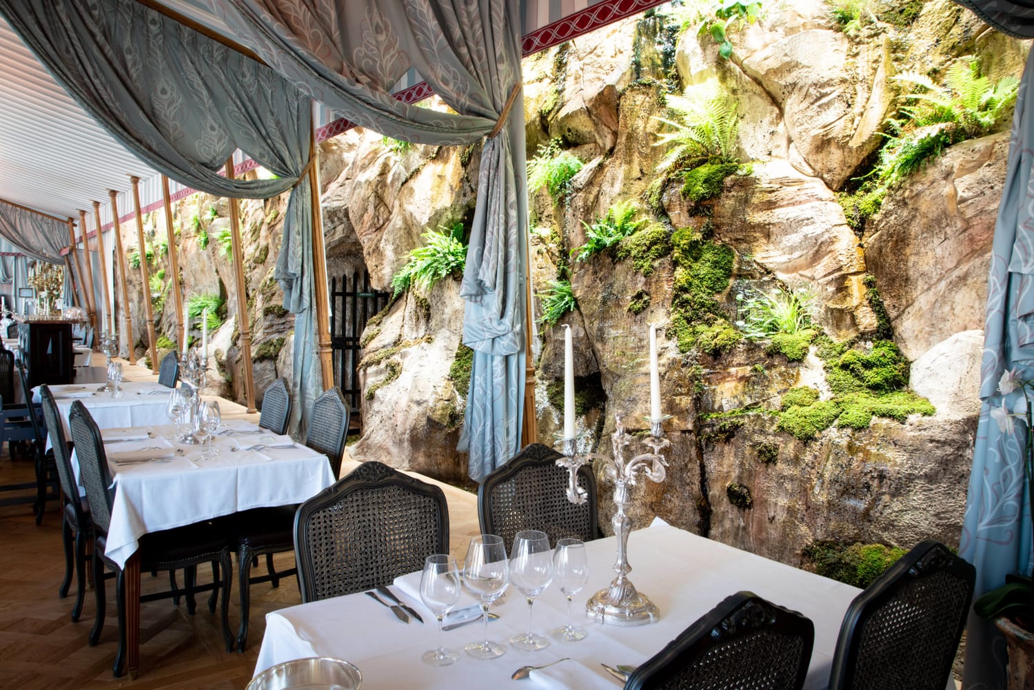 Mur en faux rocher réalisé en béton sculpté pour le restaurant Les Grands Buffets à Narbonne