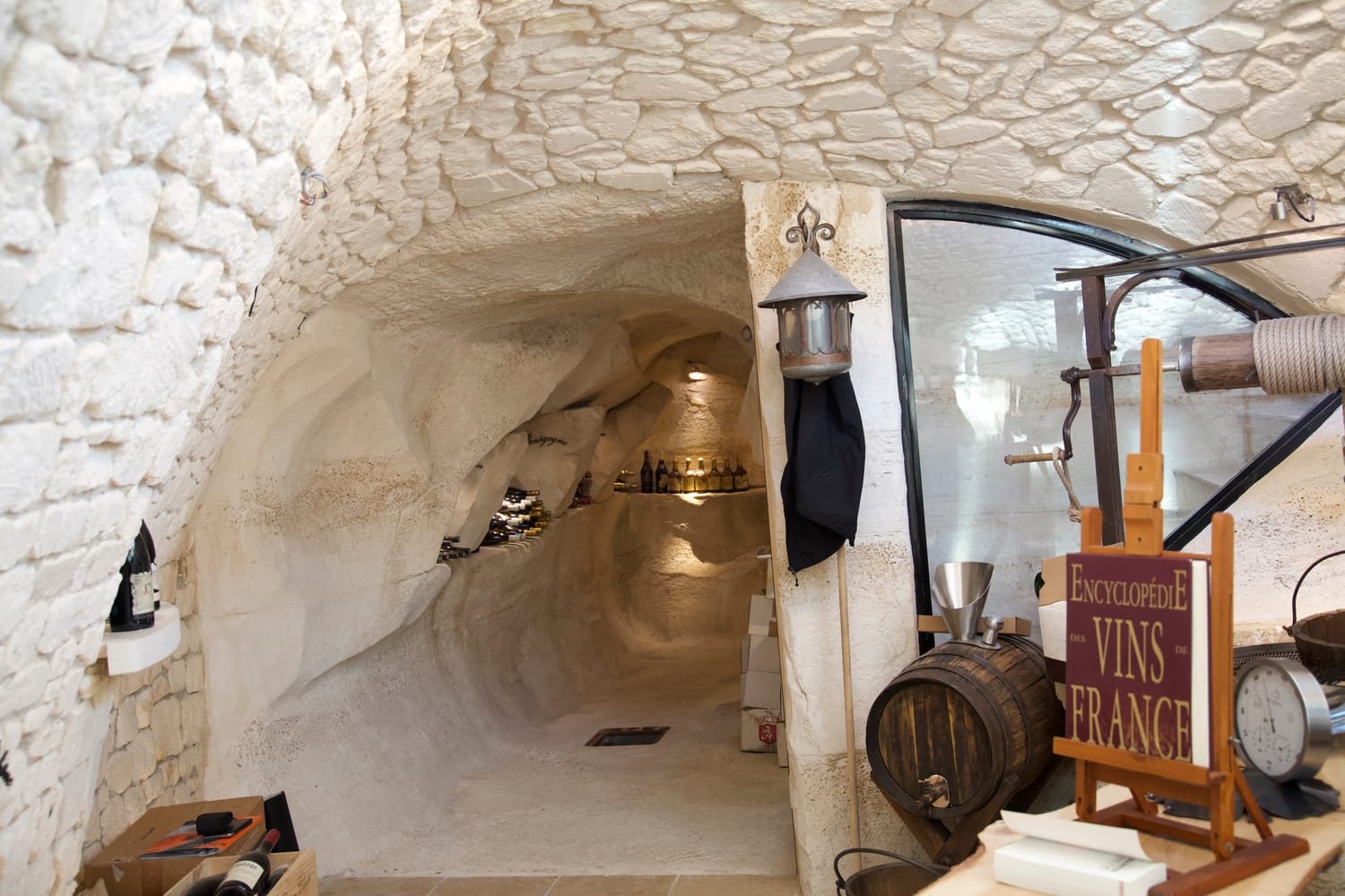 Décor de cave à vin en faux rocher imitation pierre de grès réalisé sur mesure