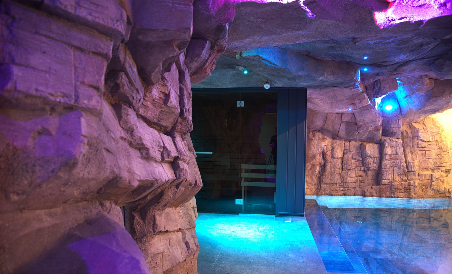 Spa et piscine d’hôtel de luxe en montagne avec décor en faux rocher en béton sculpté