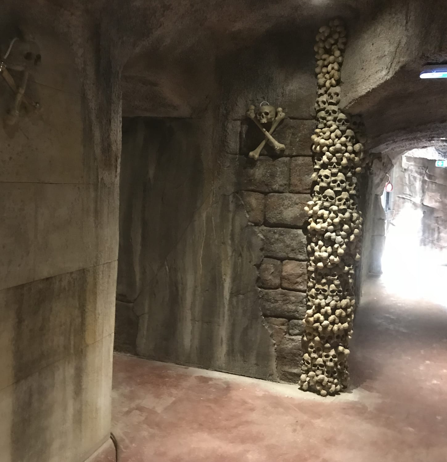 Décor de donjon en faux rocher réalisé pour le restaurant La Table des Pirates à Échirolles