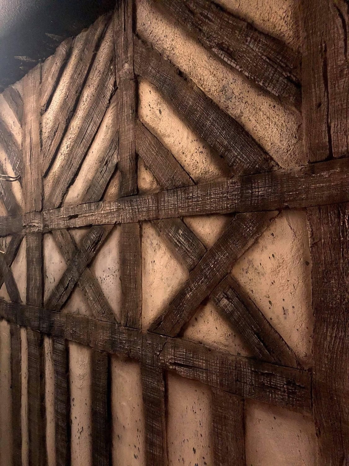 Décor mural en faux bois imitation colombages réalisé en béton sculpté