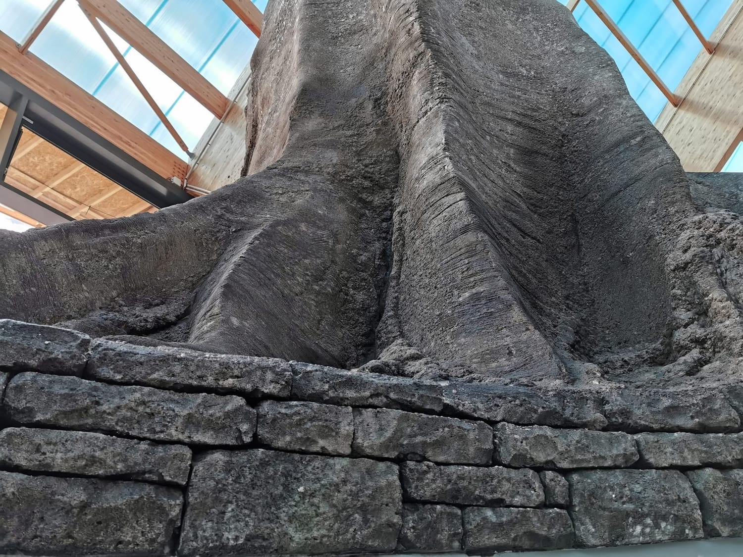     Souche artificielle sculptée pour décor paysager