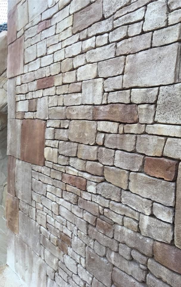     Mur ancien reproduit en béton sculpté