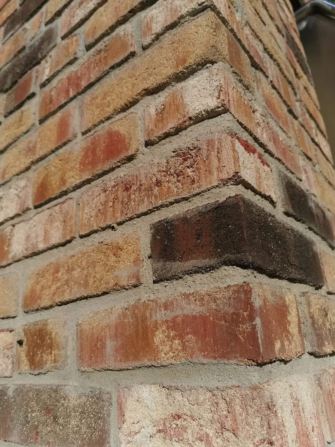     Mur en fausses briques réalisé en béton décoratif