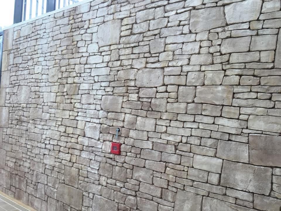     Mur en fausses pierres avec joints et patines