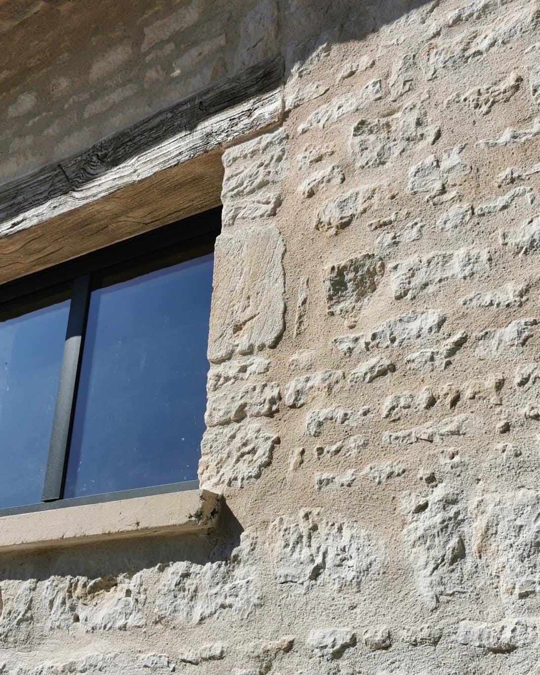     Mur en fausses pierres avec joints et patines