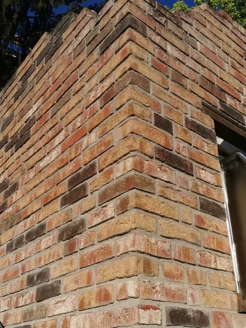     Mur en fausses briques réalisé en béton décoratif