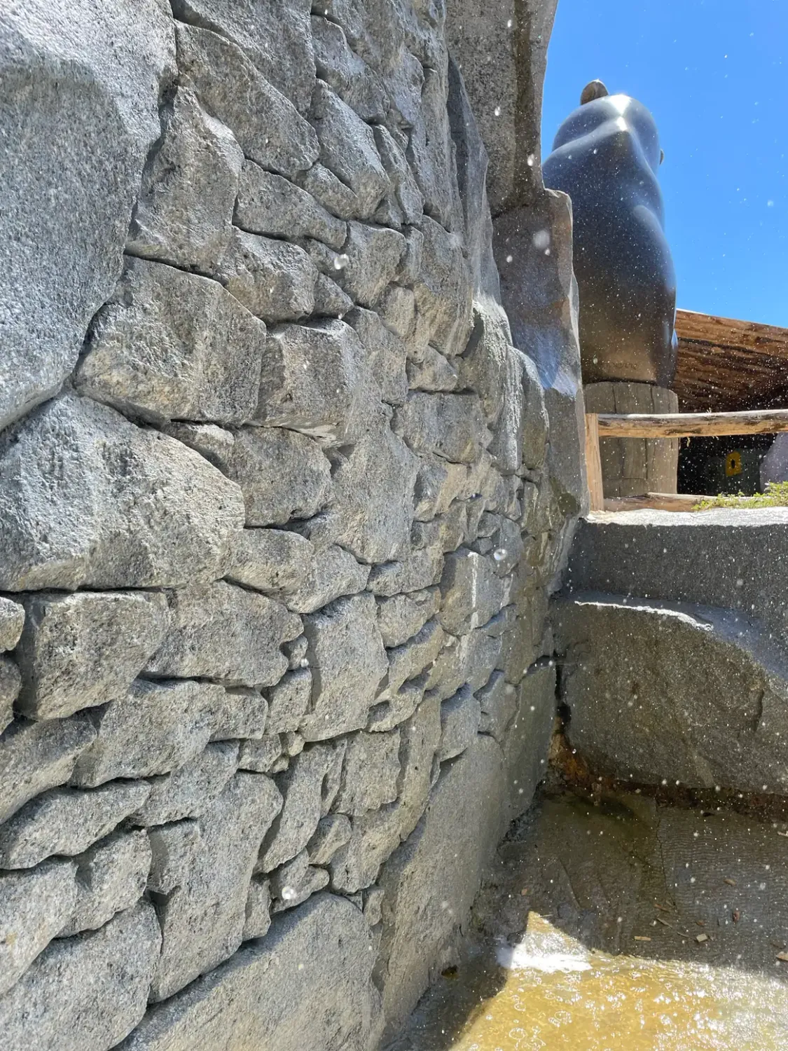     Mur ancien reproduit en béton sculpté