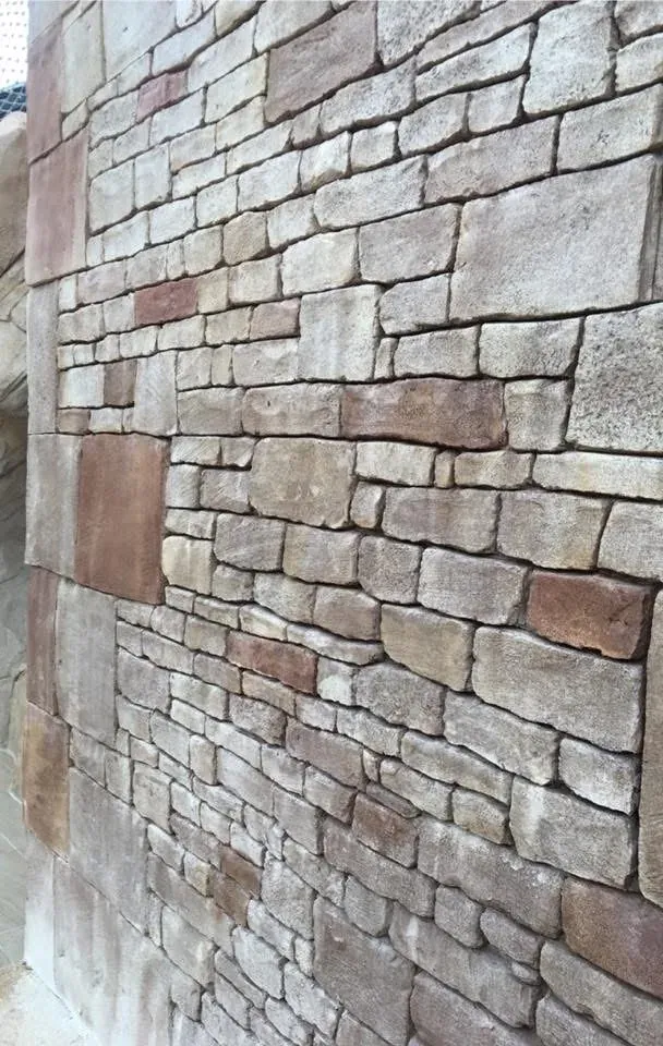     Mur en fausses pierres avec joints et patines