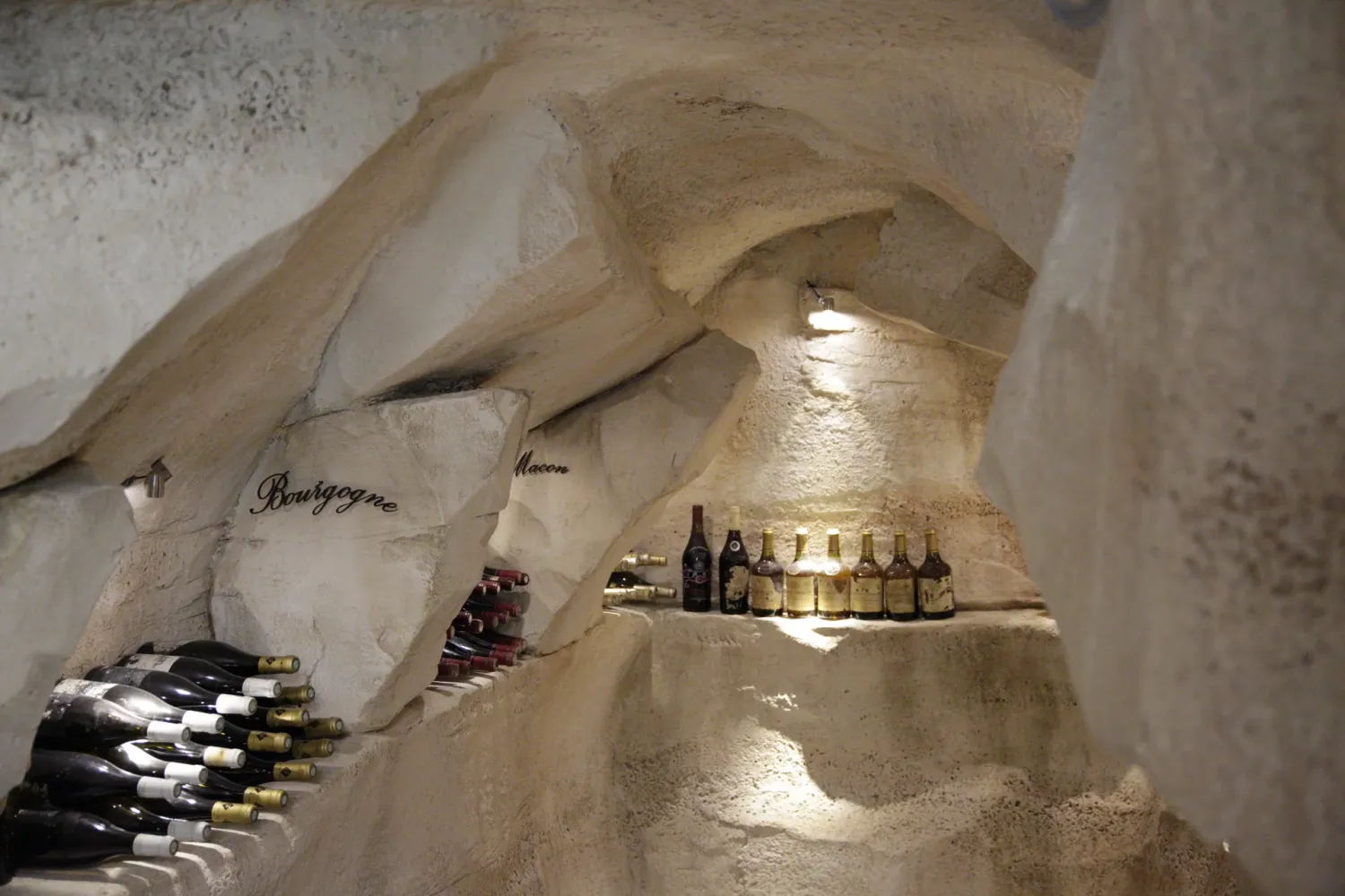 faux rocher cave a vin