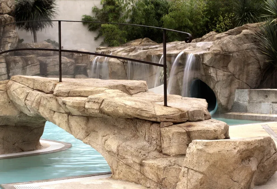 faux rocher cascade camping
