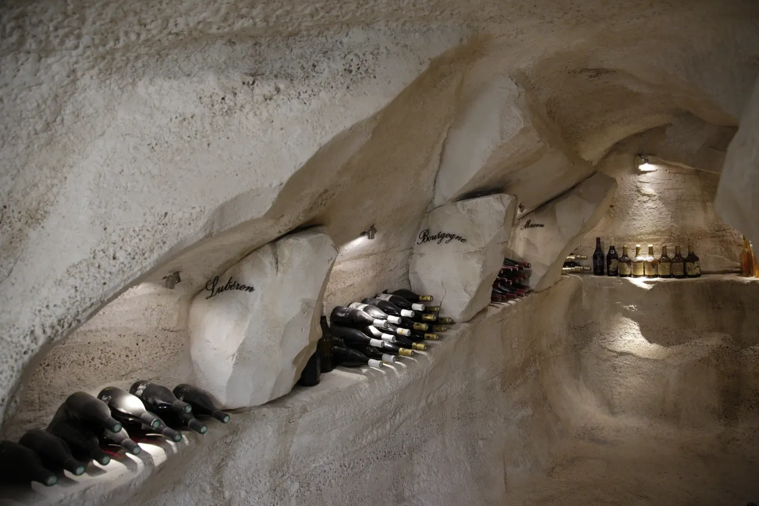 Cave à vin réalisée comme une grotte calcaire