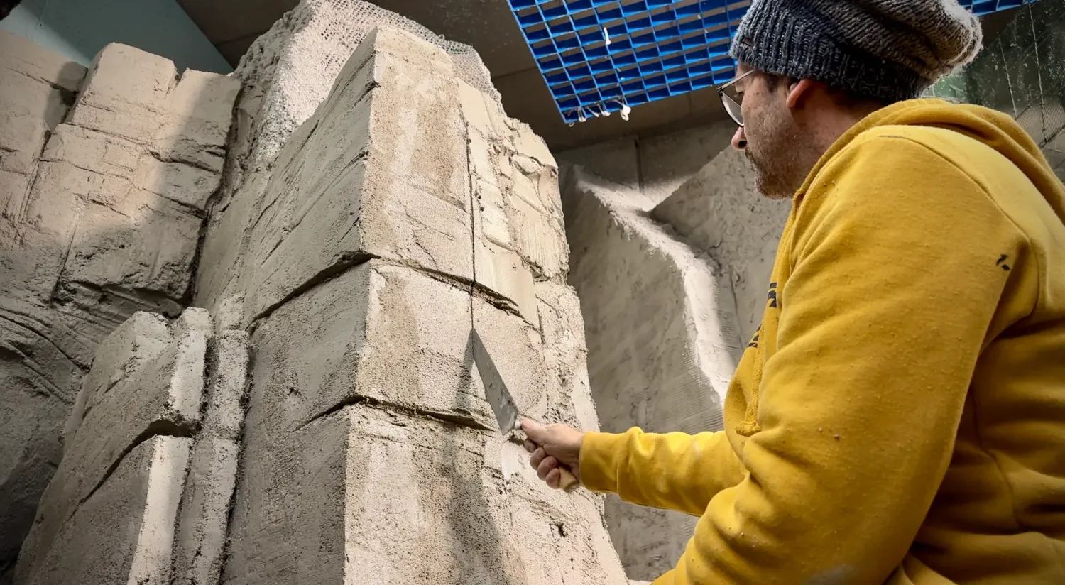 Sculpture d’un décor rocheux pendant une formation