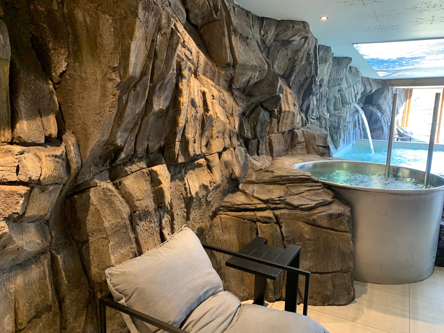 Espace de détente entouré d’un décor rocheux réalisé à Tignes