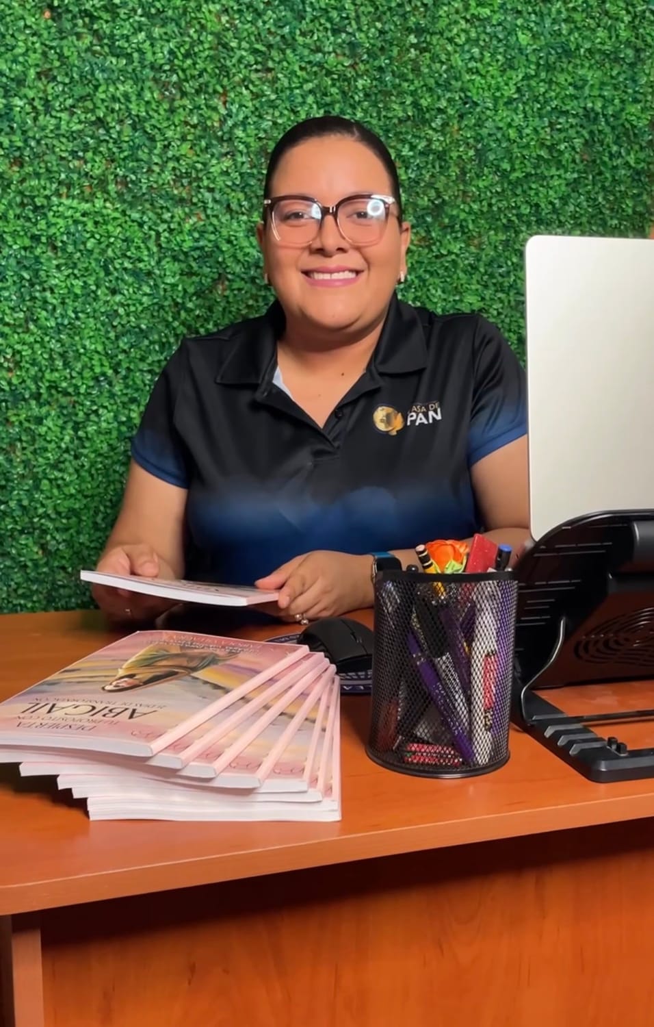 Fabiola con los ejemplares del devocional