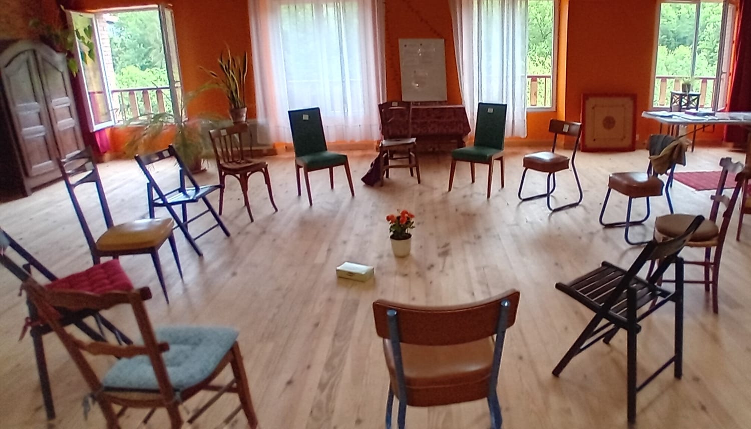 Cercle de chaises installé pour une pratique restaurative