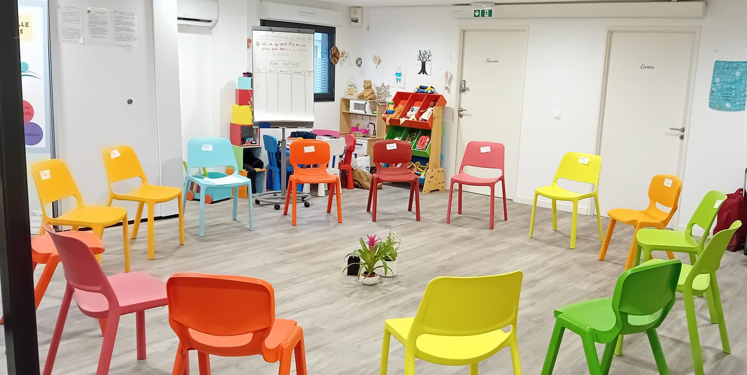 Cercle de chaises colorées pour un atelier de pratique restaurative
