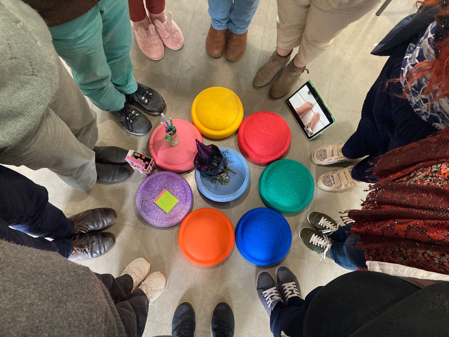 Participants réunis en cercle lors d’un temps de pratique collective