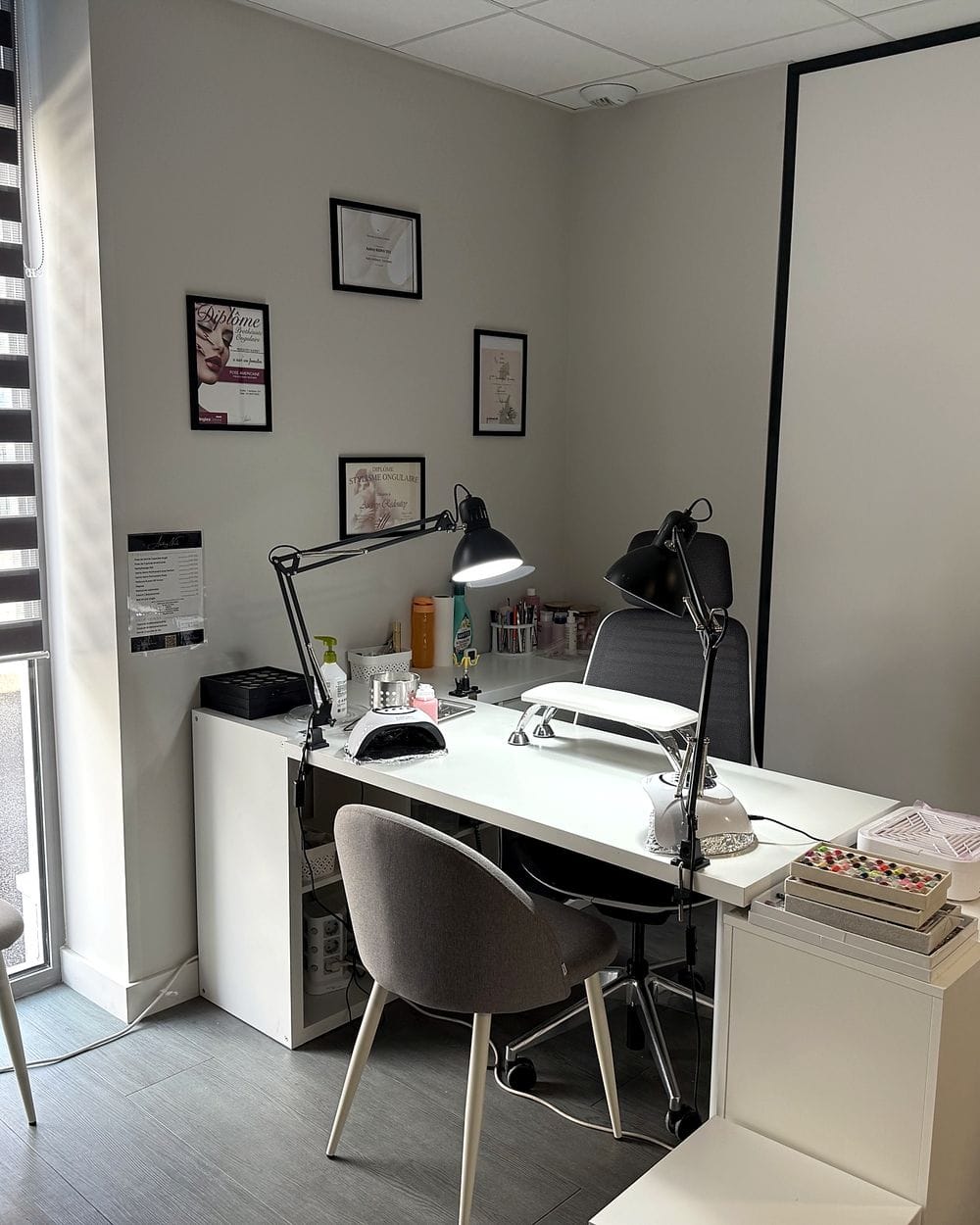 Table de travail de prothésiste ongulaire au studio Audrey Nails à Aubière