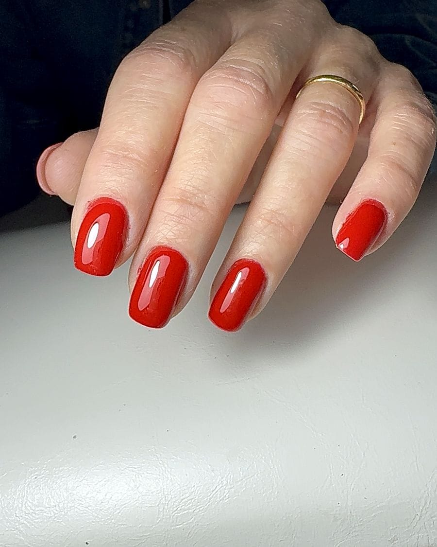 Vernis semi-permanent rouge sur ongles courts, onglerie Aubière