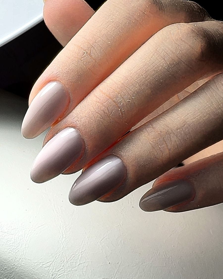 Ongles gel forme amande couleur nude réalisés à Aubière