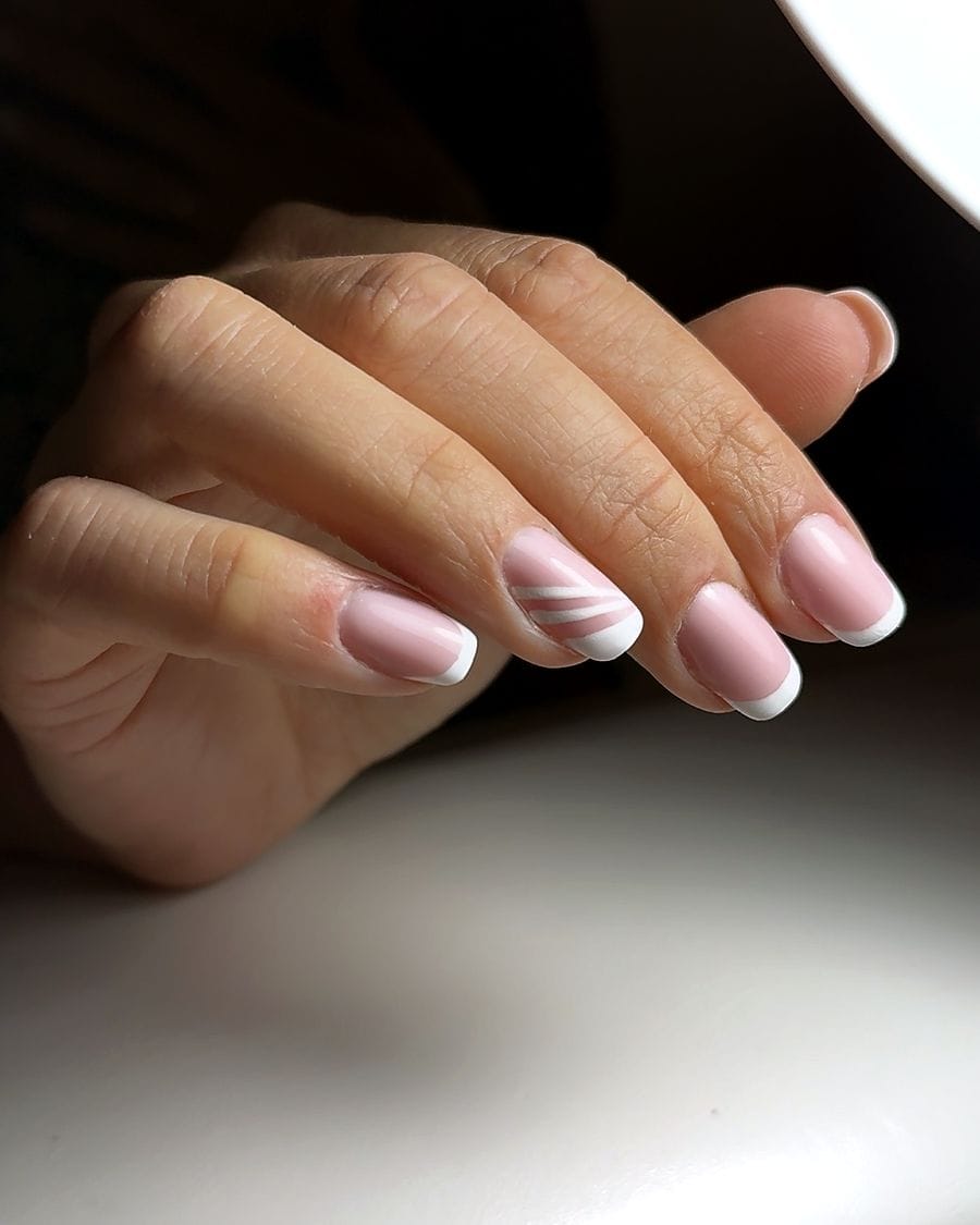 French manucure blanche avec nail art lignes