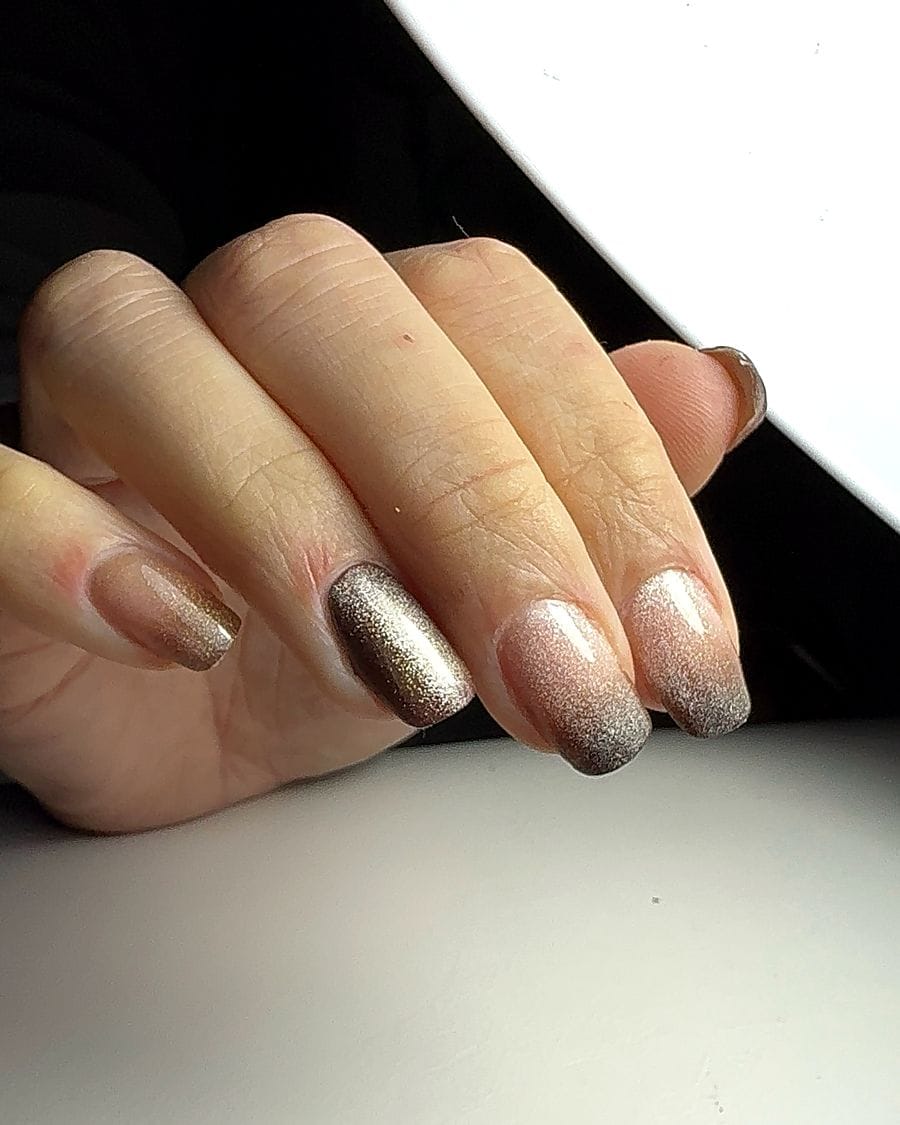 Dégradé paillettes argent et bronze sur ongles gel