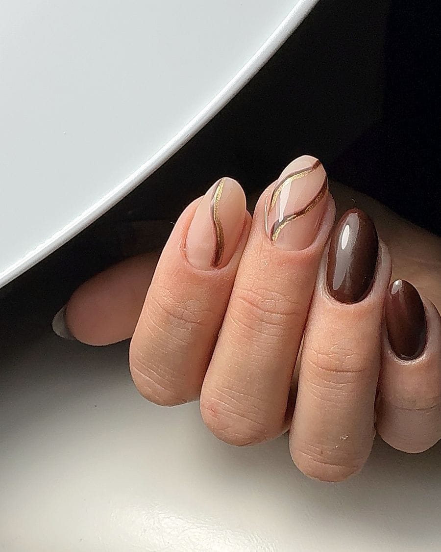 Ongles gel marron chocolat avec nail art doré