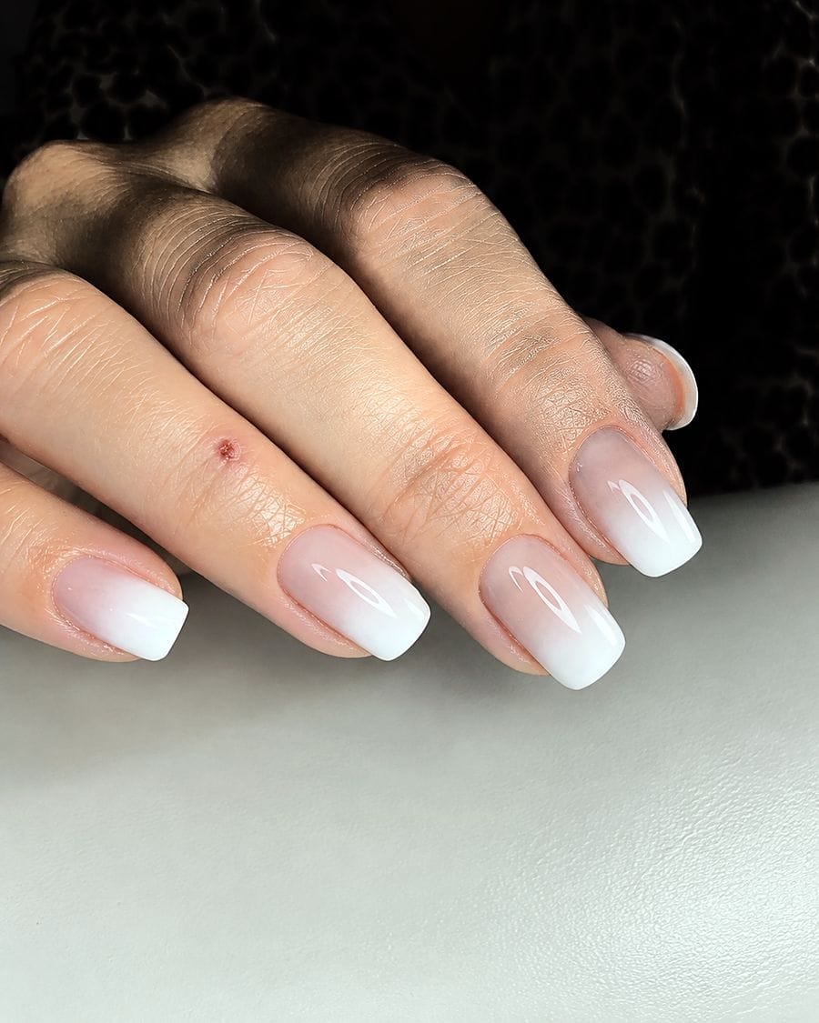 Baby-boomer blanc et rose réalisé par Audrey Nails près de Clermont-Ferrand